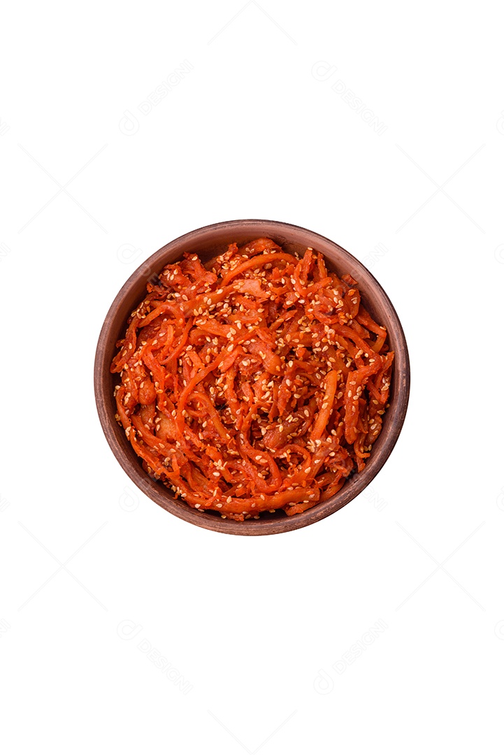 Lulas secas cortadas em fatias e temperadas com sementes de gergelim e especiarias sobre fundo escuro de concreto. Prato da culinária coreana