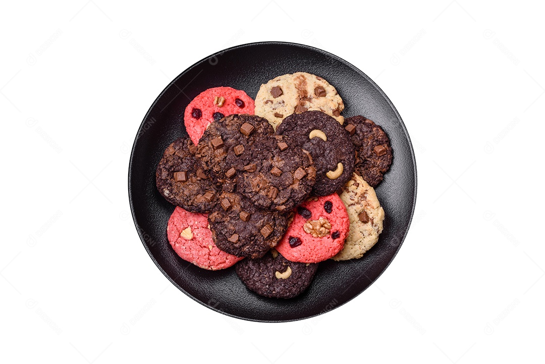 Uma bela composição de Natal composta por pratos de cerâmica, pão de gengibre e outros elementos de decoração de Ano Novo sobre um fundo escuro de concreto