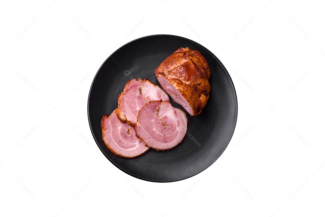 Fatias de carne sobre prato fundo isolado