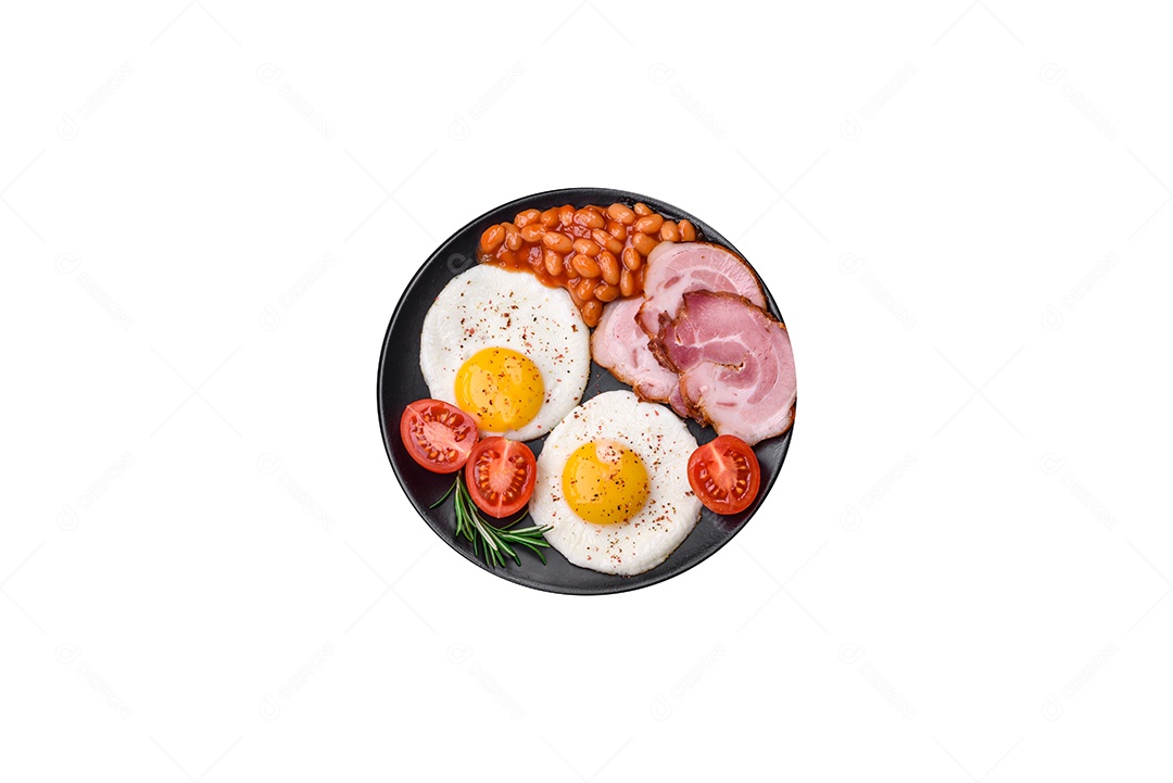 Delicioso café da manhã inglês nutritivo com ovos fritos, tomates, bacon e feijão em um fundo escuro de concreto
