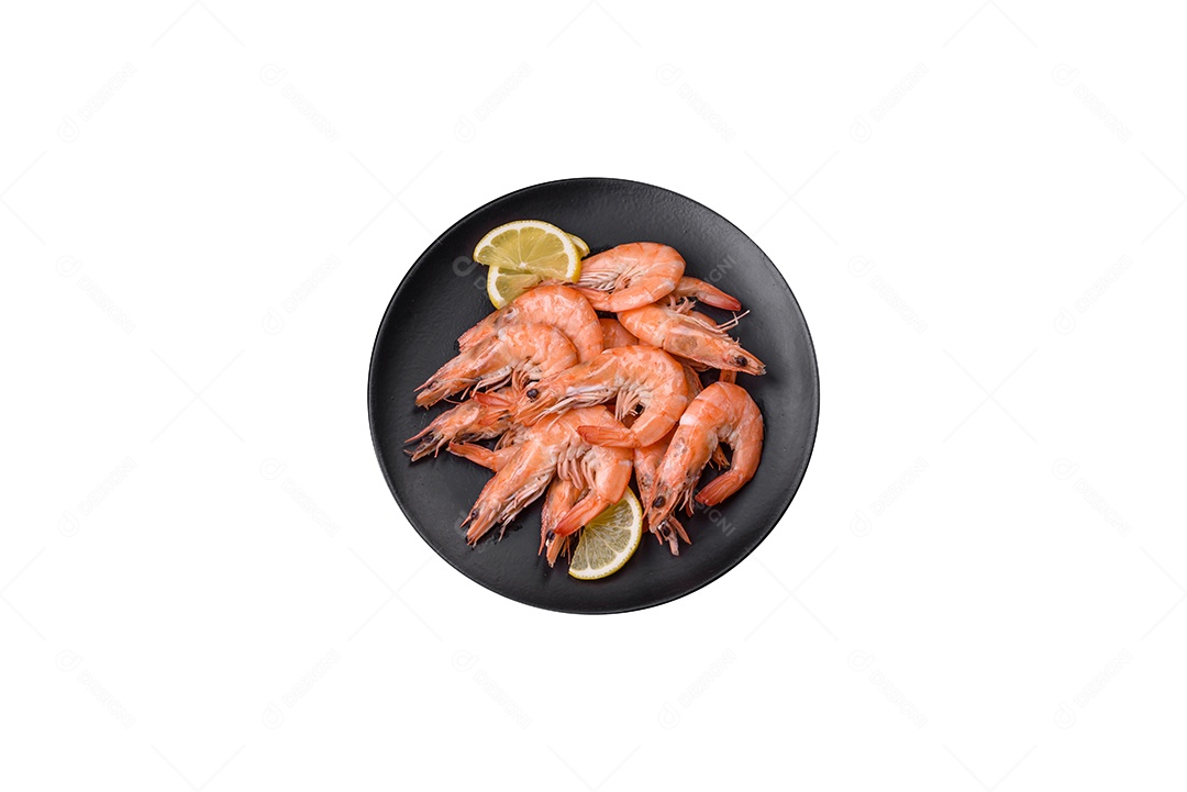 Camarões frescos sobre tigela sobre fundo isolado