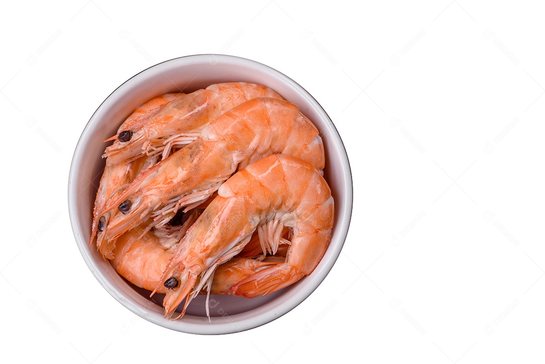 Camarões frescos sobre tigela sobre fundo isolado