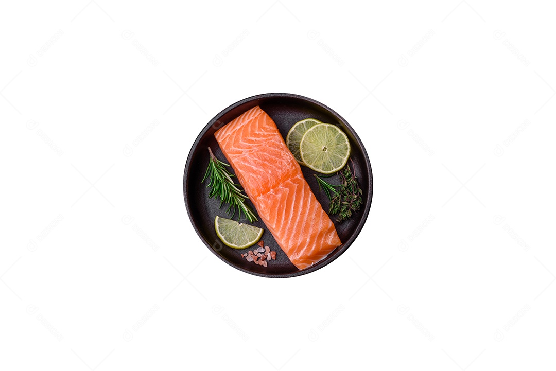 Salmão cru sobre prato fundo isolado
