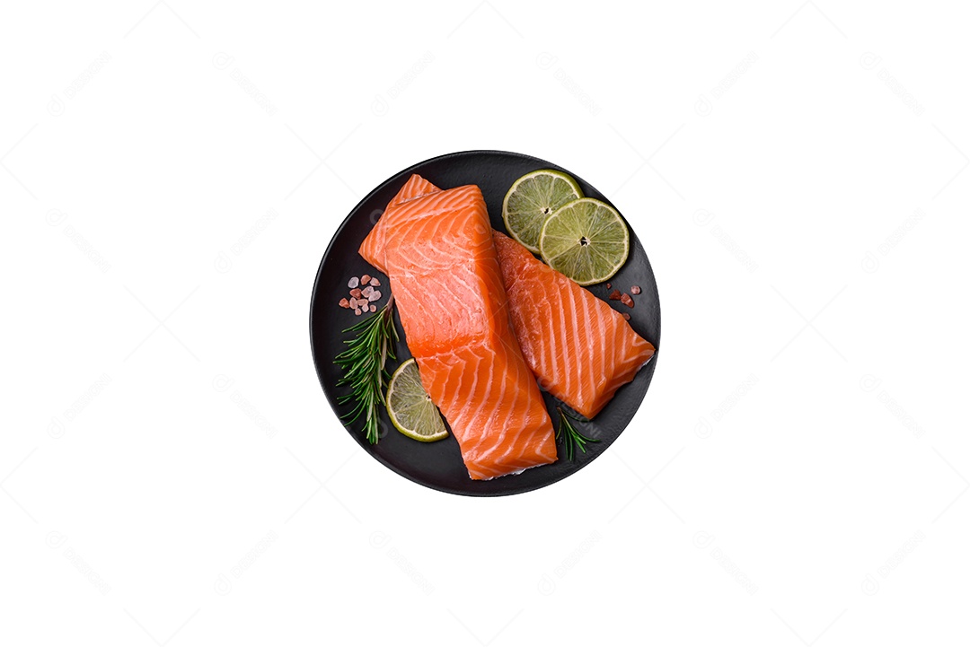 Bife de peixe vermelho cru fresco com especiarias e ervas sobre um fundo escuro de concreto