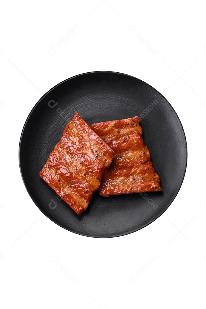 Carne grelhada sobre prato fundo isolado