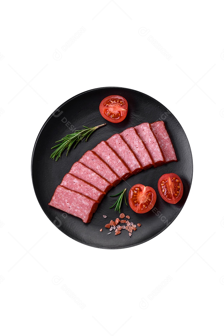 Carne grelhada sobre prato fundo isolado