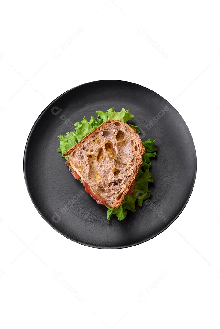 Sanduíche natural sobre prato fundo isolado