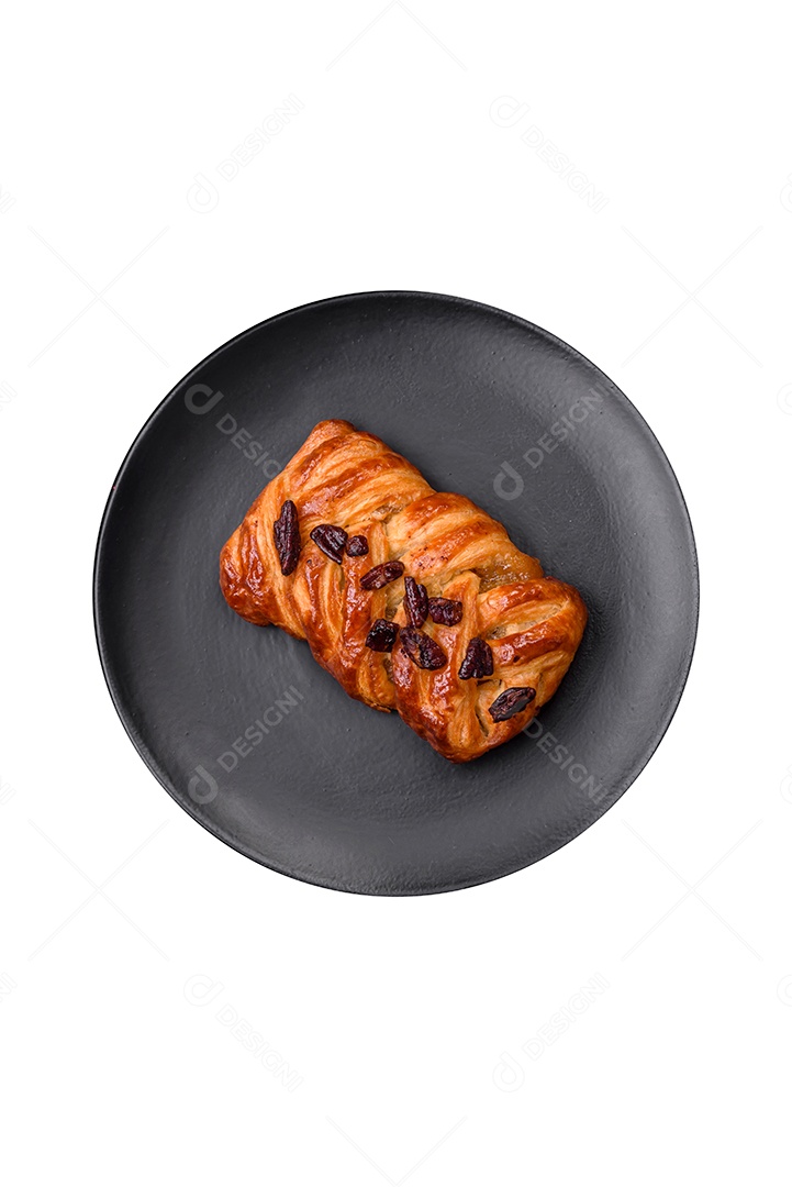 Bolo sobre prato em fundo isolado