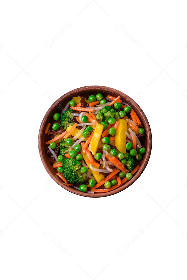 Legumes deliciosos pimentões cozidos no vapor, feijão de espargos e batatas fatiadas com molho de soja sobre um fundo escuro de concreto