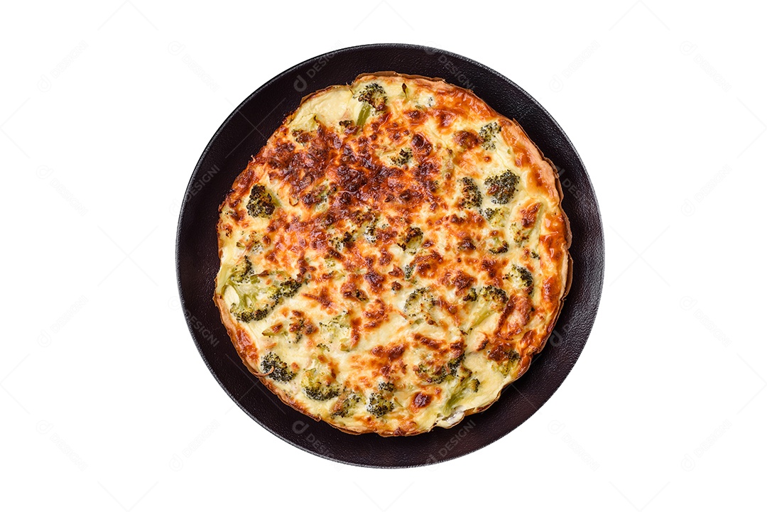 Pizza sobre prato fundo isolado