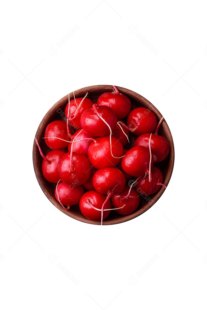 Deliciosos tomates cereja frescos nos galhos como ingrediente para cozinhar um prato vegetariano sobre um fundo escuro de concreto