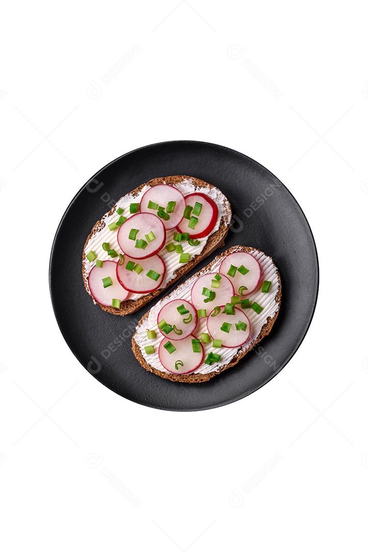 Torradas grelhadas com pasta de abacate, ovos, cream cheese, sal, especiarias e ervas sobre uma mesa de concreto texturizado