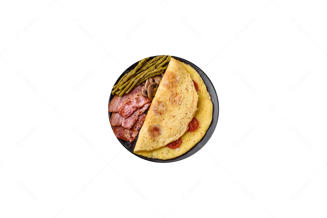 Deliciosa omelete fresca com tomate cereja, bacon, aspargos e especiarias sobre um fundo escuro de concreto