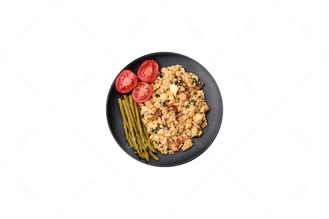 Delicioso pilaf uzbeque com frango, cenoura, bérberis, especiarias e ervas sobre um fundo escuro de concreto