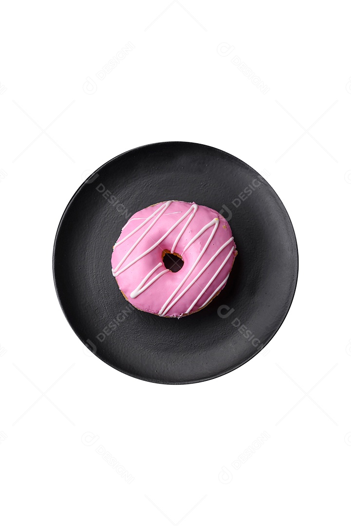 Deliciosos donuts doces frescos em esmalte rosa com recheio de morango sobre um fundo escuro de concreto