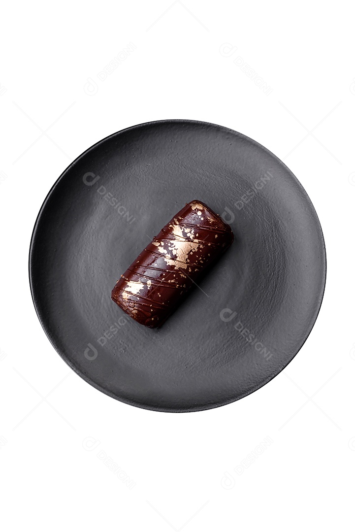 Delicioso queijo doce com calda coberta com chocolate e nozes em uma placa de cerâmica sobre um fundo escuro de concreto