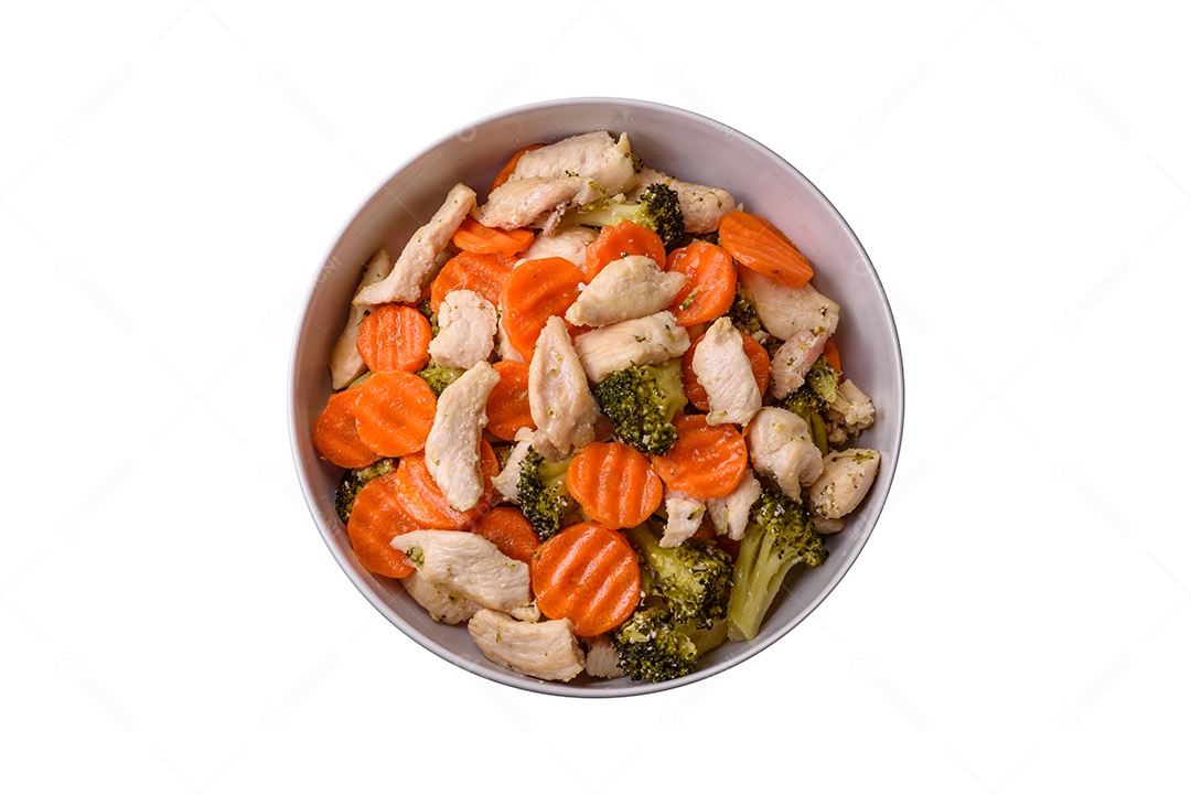 Delicioso arroz cozido com legumes, pimentões, cenouras, ervilhas e feijões de espargos com especiarias e ervas sobre um fundo escuro de concreto