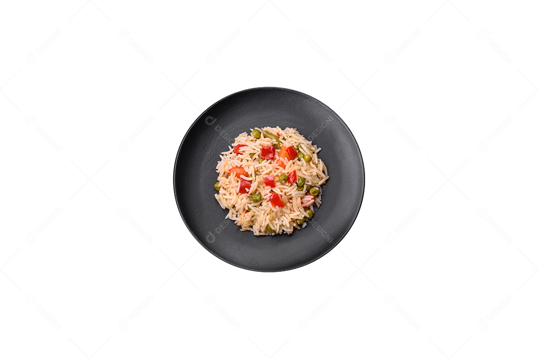 Delicioso macarrão com frango e legumes ou udon em uma placa de cerâmica preta sobre um fundo escuro de concreto