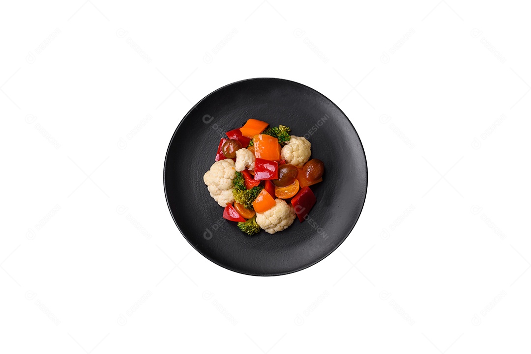 Legumes deliciosos pimentões cozidos no vapor, feijão de espargos e batatas fatiadas com molho de soja sobre um fundo escuro de concreto