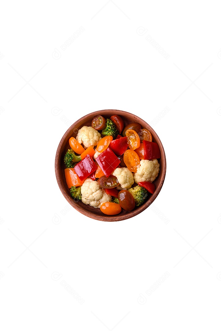 Legumes deliciosos pimentões cozidos no vapor, feijão de espargos e batatas fatiadas com molho de soja sobre um fundo escuro de concreto