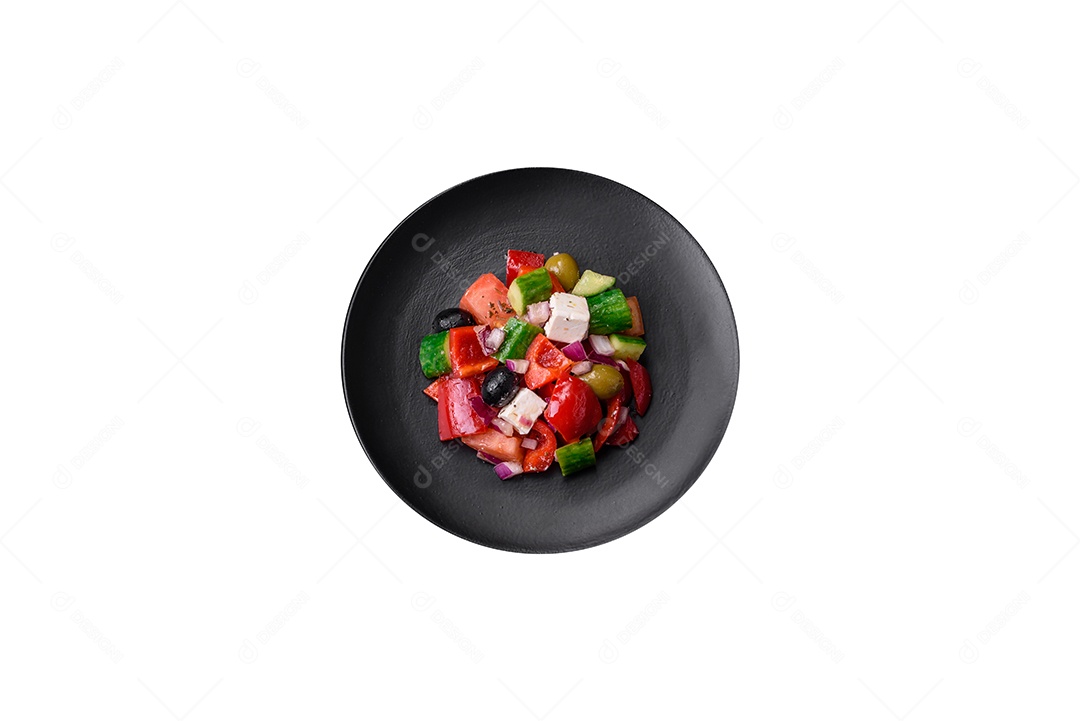 Legumes deliciosos pimentões cozidos no vapor, feijão de espargos e batatas fatiadas com molho de soja sobre um fundo escuro de concreto