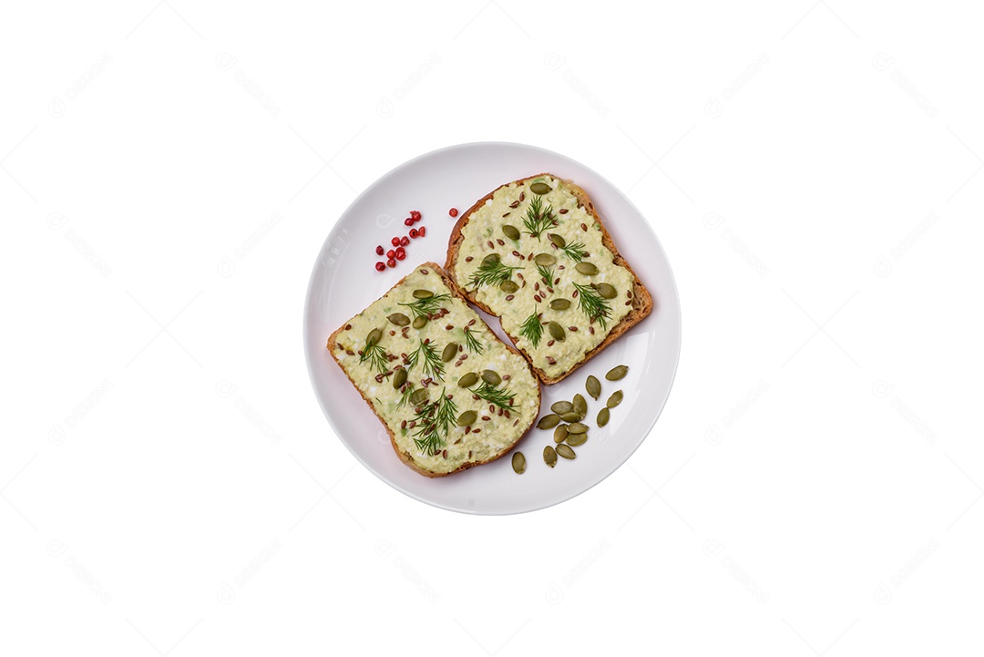 Fatias de pão sobre prato