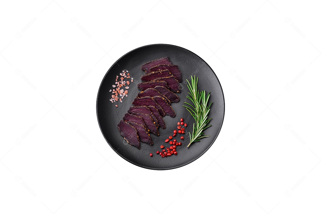 Carnes sobre prato fundo isolado