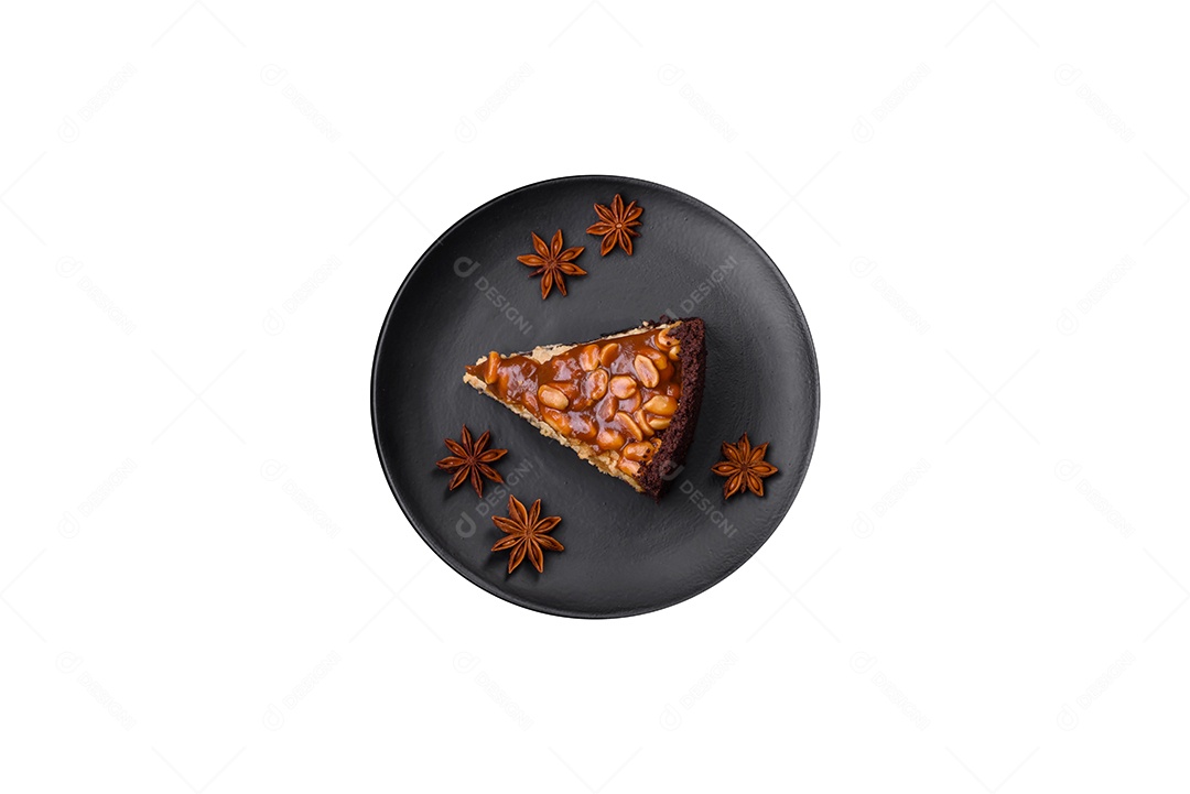 Fatia de bolo sobre prato fundo isolado