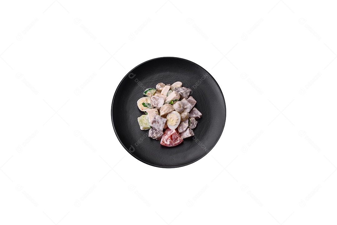 Lindos biscoitos de gengibre caseiros coloridos e brilhantes em uma placa de cerâmica sobre um fundo escuro de concreto