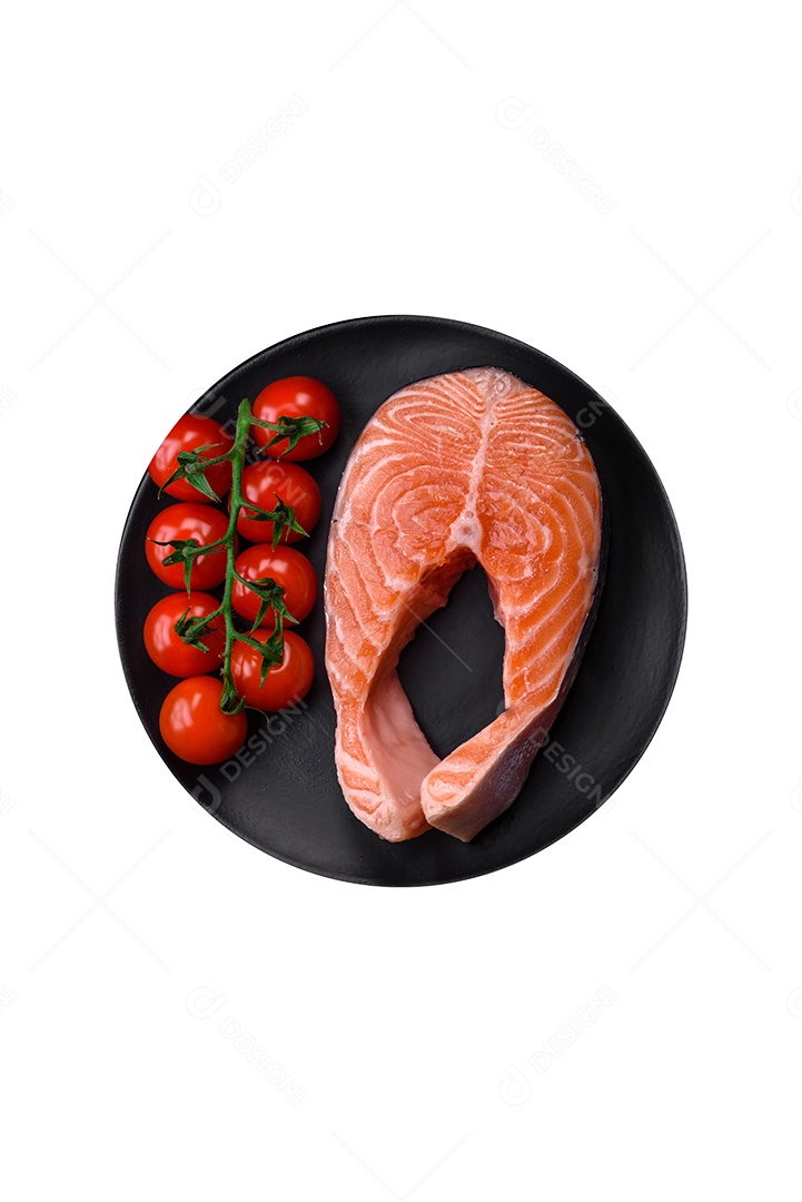 Salmão cru sobre prato fundo isolado