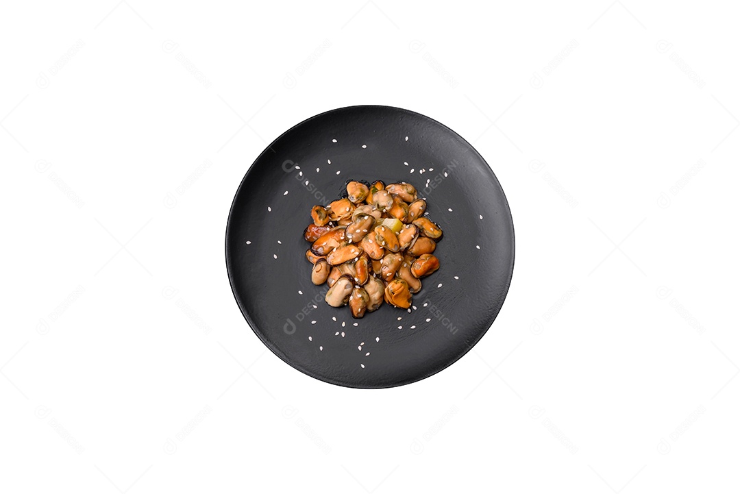 Deliciosa salada de legumes e verduras sobre fundo isolado