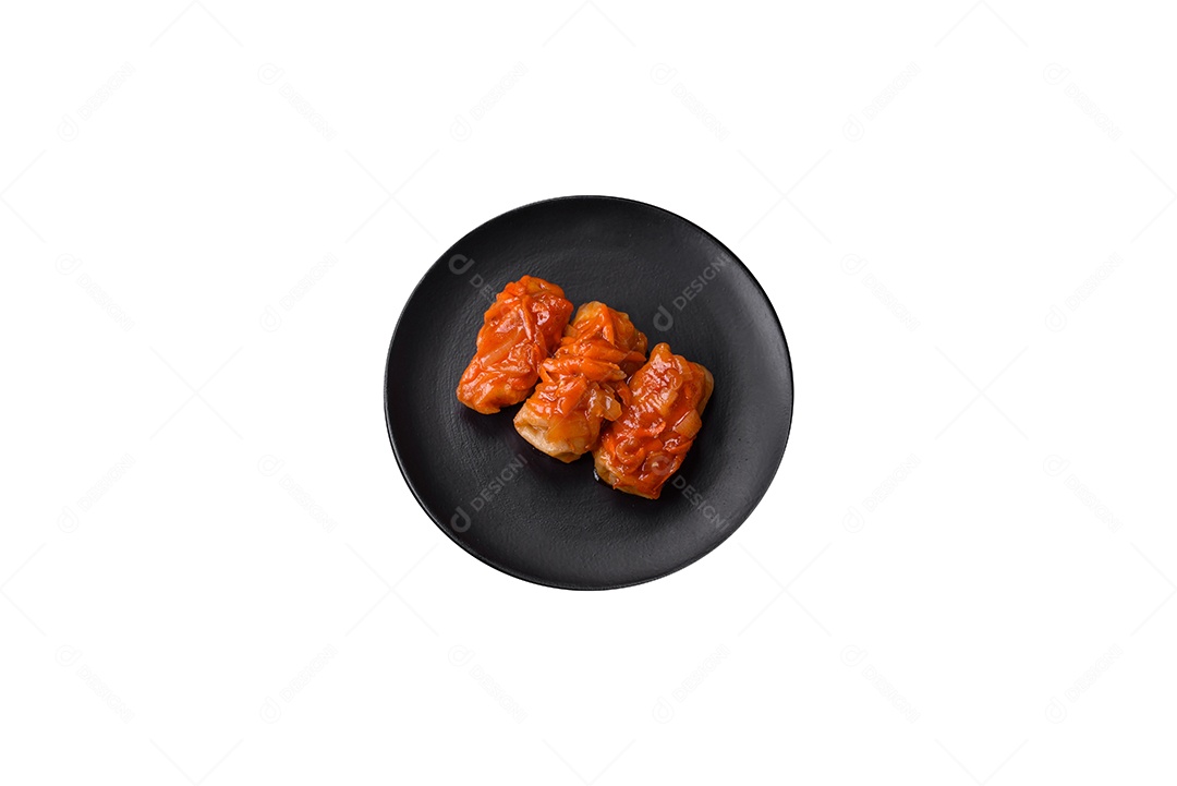 Delicioso dolma em molho de tomate com cenoura, cebola, sal, especiarias e ervas sobre um fundo escuro de concreto