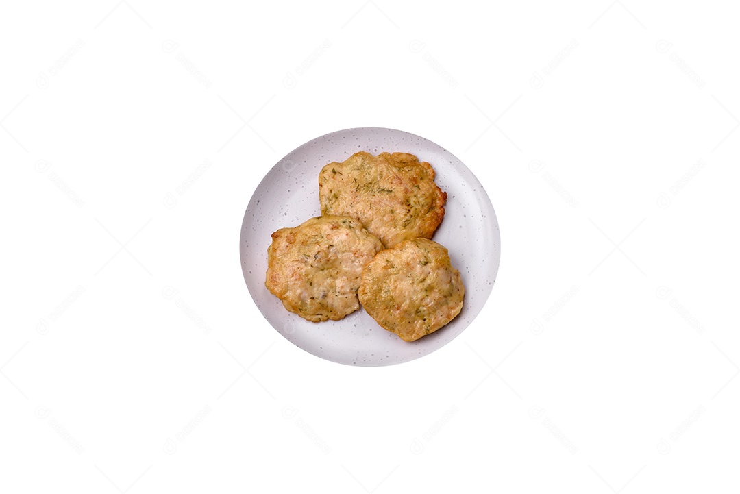 Deliciosas costeletas de carne de frango picado frito fresco com sal, especiarias e ervas sobre um fundo escuro de concreto