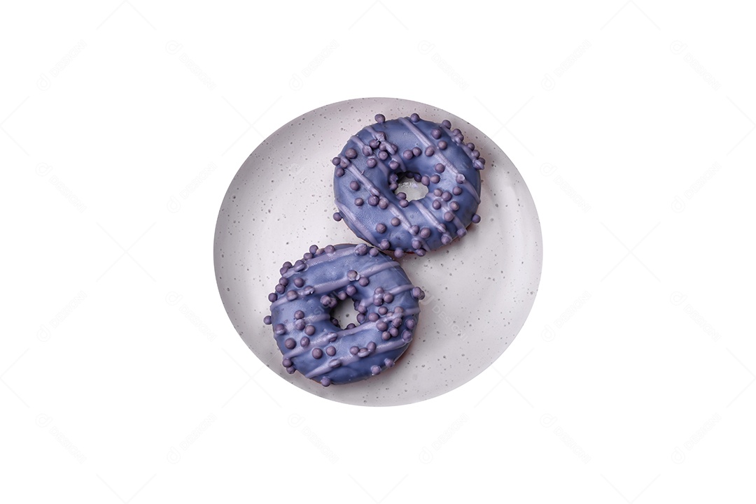 Delicioso donut doce de cor roxa em esmalte e com bolas lilás com recheio de chocolate sobre um fundo escuro de concreto