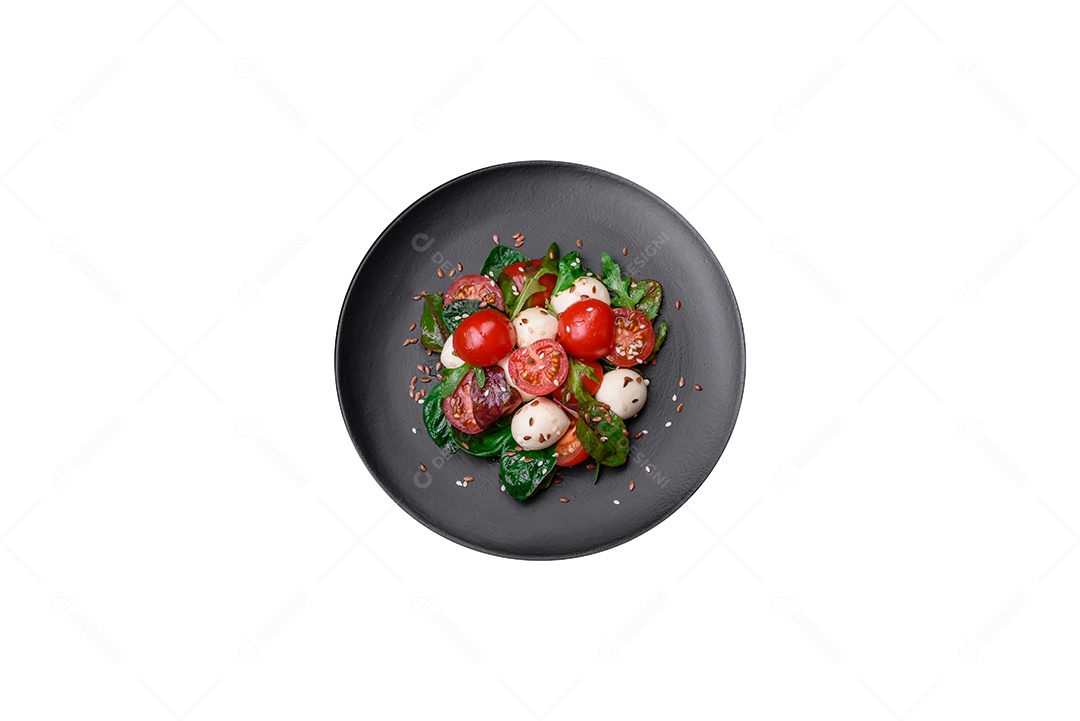 Deliciosa salada de legumes e verduras sobre fundo isolado