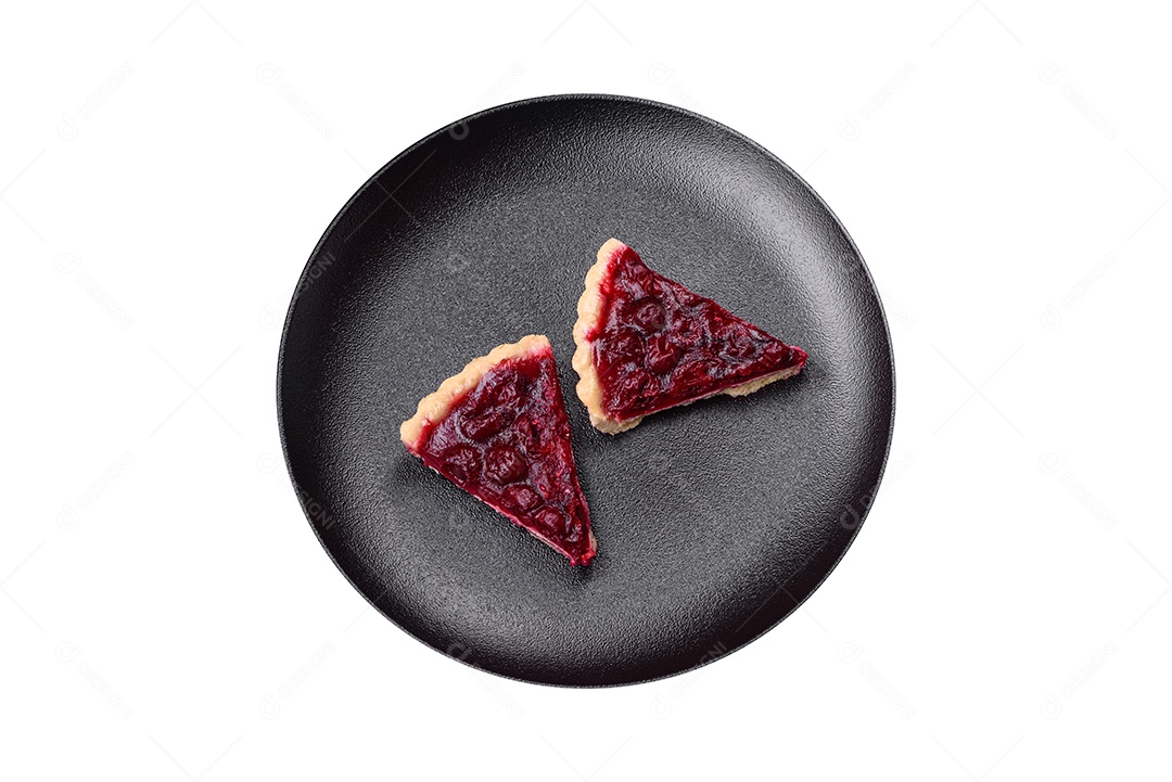 Fatia de bolo sobre prato em uma mesa