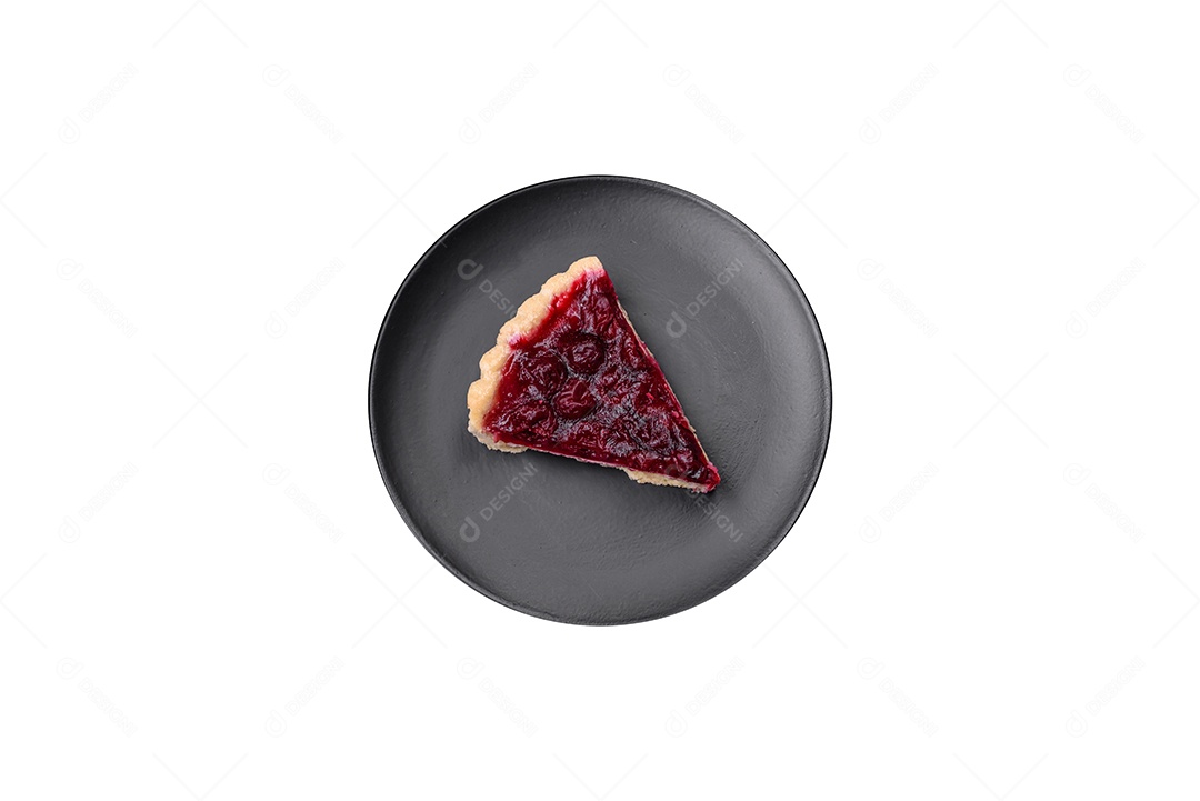 Fatia de bolo sobre prato em uma mesa