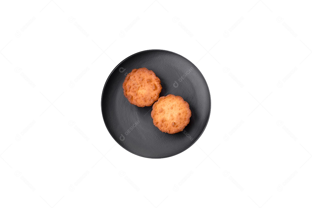 Bolinhos saborosos sobre uma mesa