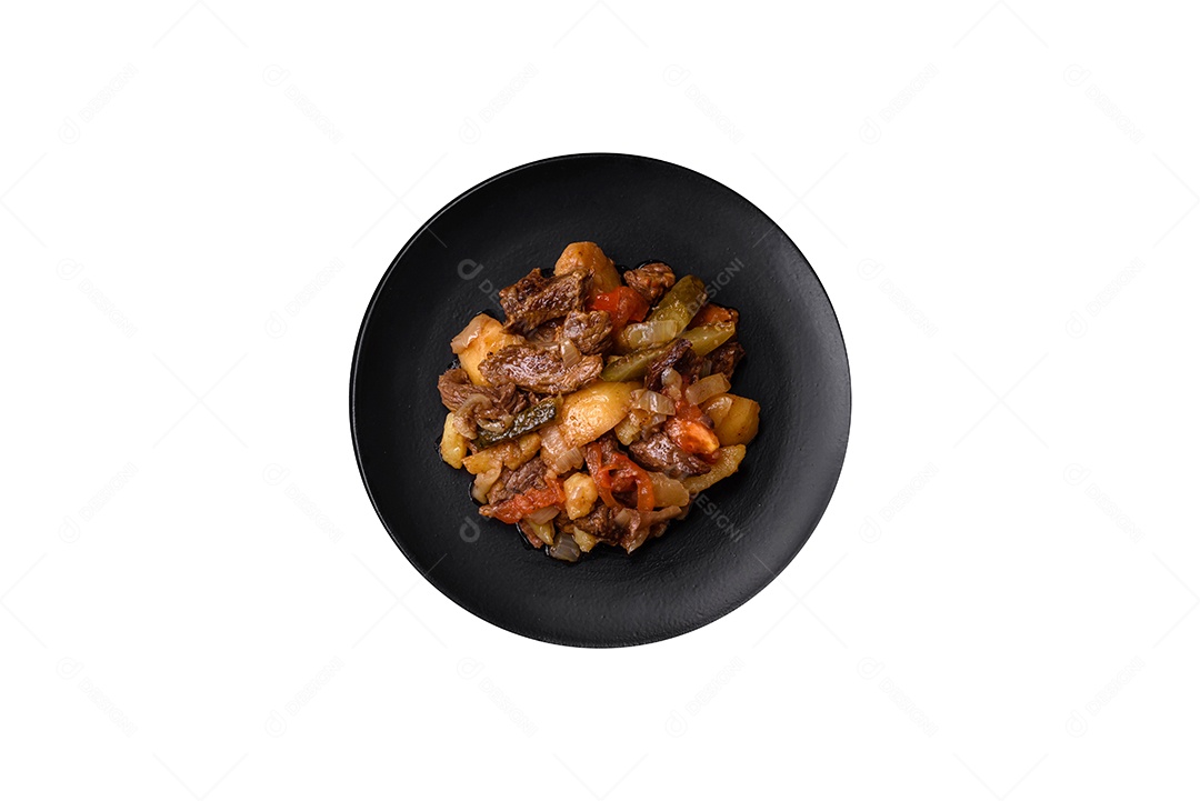 Deliciosa salada de legumes e verduras sobre fundo isolado