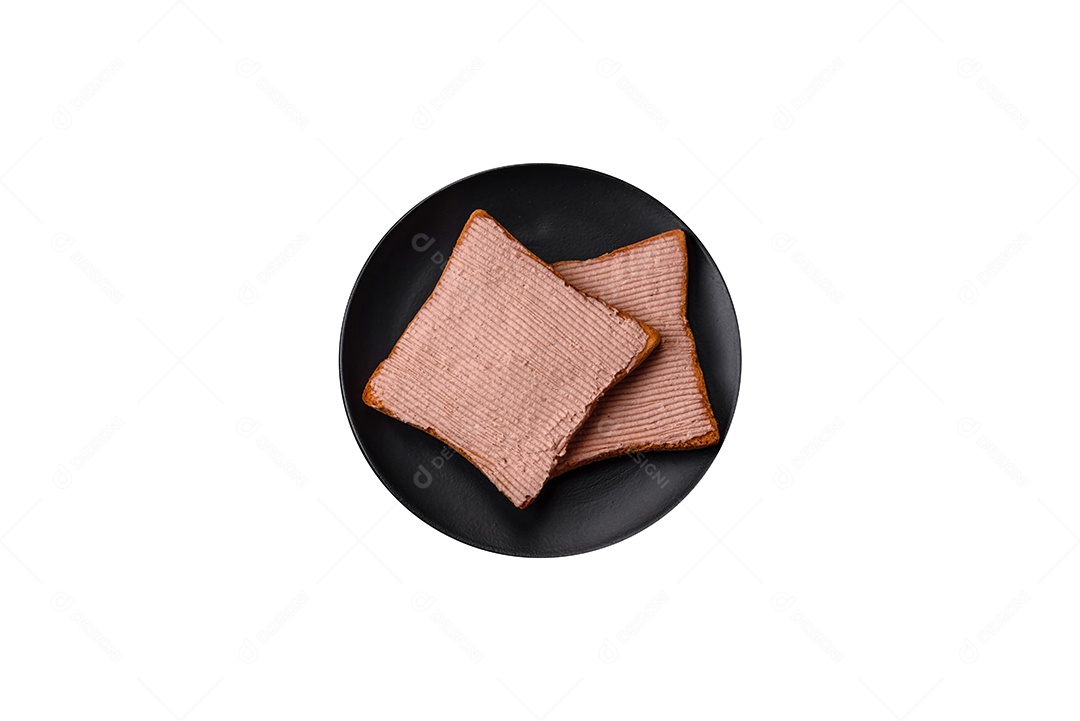 Fatias de pão sobre prato