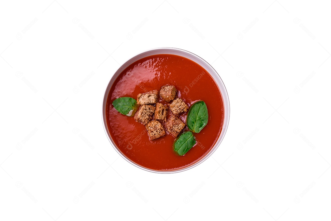 Delicioso gaspacho fresco com pão ralado, sal e especiarias numa placa cerâmica sobre um fundo escuro de concreto