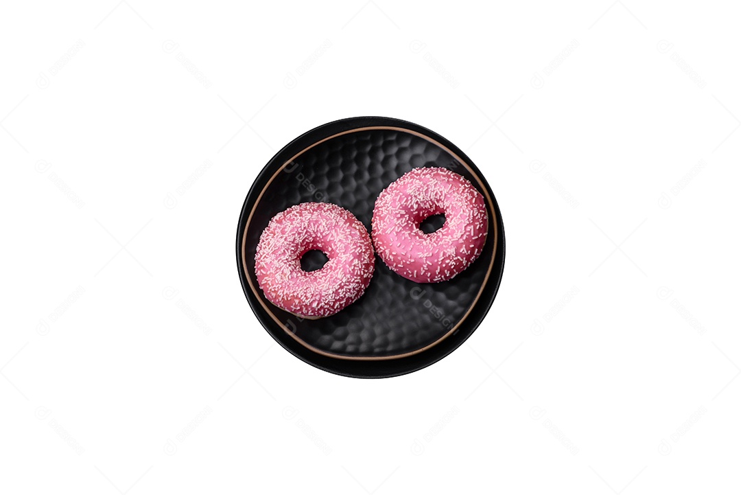 Deliciosos donuts doces frescos em esmalte rosa com recheio de morango sobre um fundo escuro de concreto