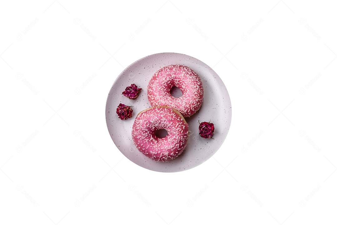 Deliciosos donuts doces frescos em esmalte rosa com recheio de morango sobre um fundo escuro de concreto