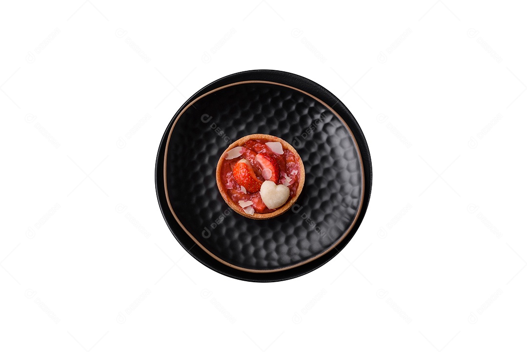 Deliciosa salada de legumes e verduras sobre fundo isolado