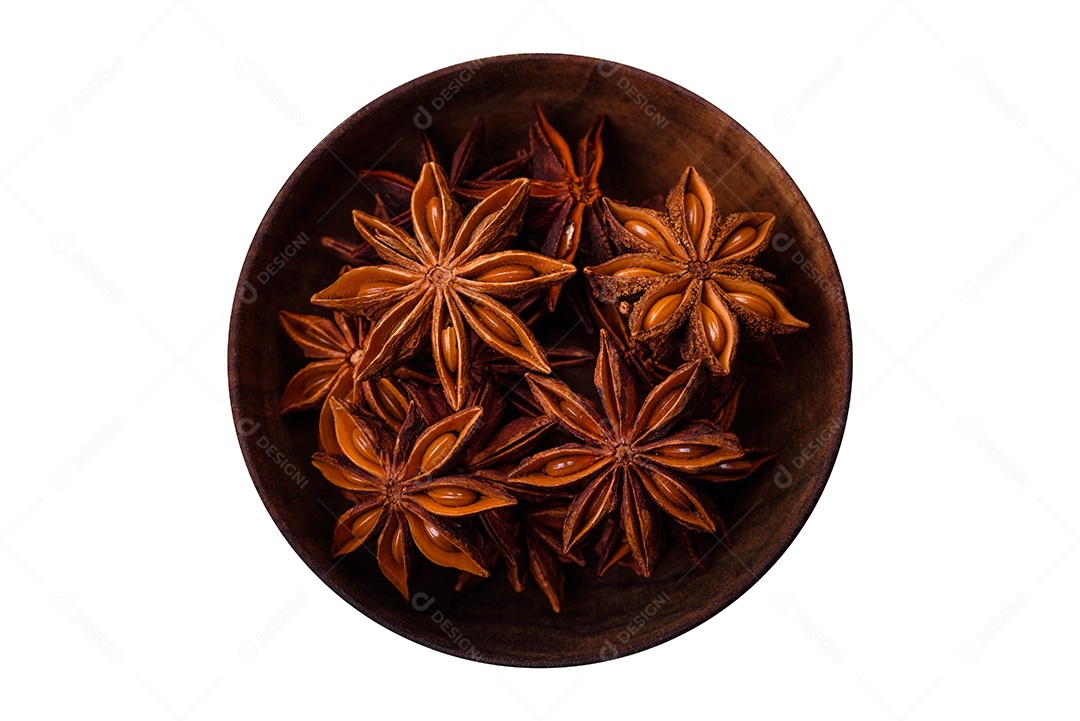 Deliciosa salada de legumes e verduras sobre fundo isolado