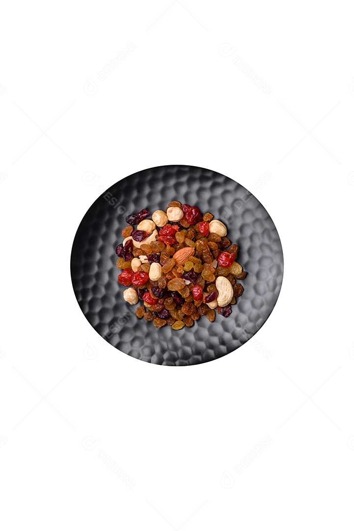 Deliciosa salada de legumes e verduras sobre fundo isolado