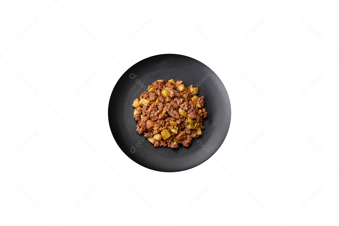 Deliciosa salada de legumes e verduras sobre fundo isolado