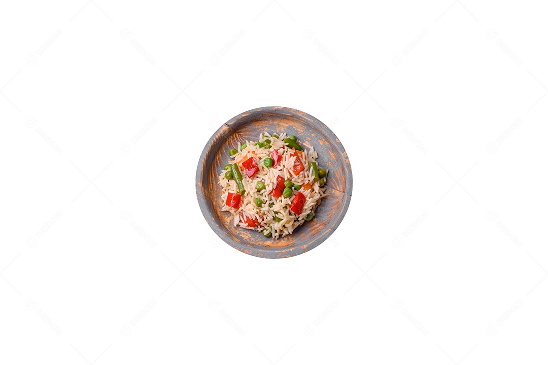 Deliciosa salada de legumes e verduras sobre fundo isolado