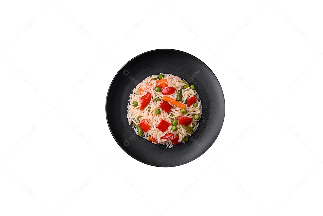 Deliciosa salada de legumes e verduras sobre fundo isolado