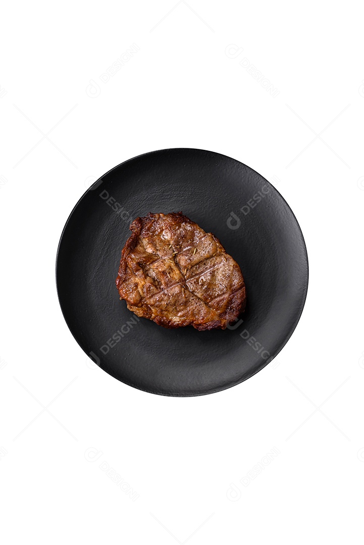 Delicioso bife de vaca ou porco com osso grelhado com especiarias e alecrim sobre um fundo escuro de concreto
